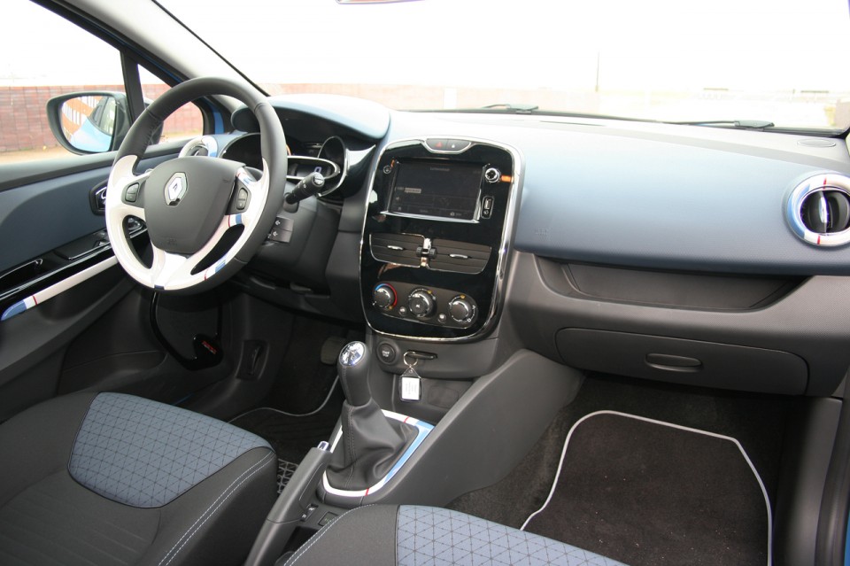 Renault Clio video + rijtest Love At First Drive Renault Clio video + rijtest Love At First Drive